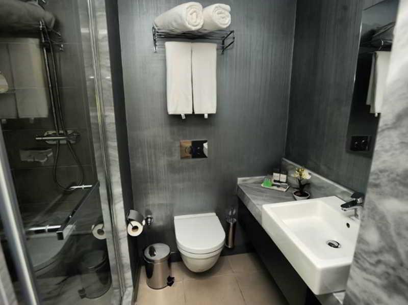 Otel Akoni